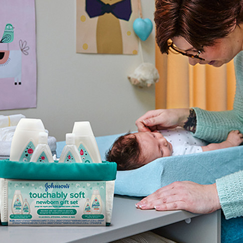 Baby Bath & Skincare for Sensitive Skin 5 Items Johnson’s Touchably Soft Newborn Baby Gift Set 